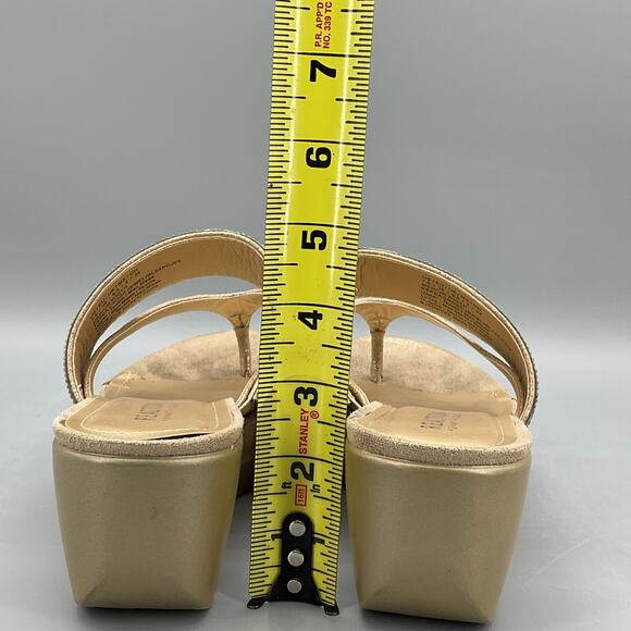 Kenneth Cole Reaction Women’s Pepea Cross Jewel Wedge Sandals Gold Size 7.5M - Picture 4 of 10